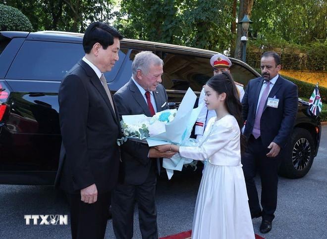 Thiếu nhi Thủ đô Hà Nội tặng hoa Quốc vương Jordan Abdullah II Ibn Al Hussein tại lễ đón. (Ảnh: Lâm Khánh/TTXVN) ttxvn-le-don-quoc-vuong-jordan-2.jpg