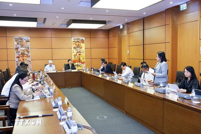 Đoàn đại biểu Quốc hội các tỉnh Lâm Đồng và Nghệ An thảo luận ở tổ. (Ảnh: Doãn Tấn/TTXVN) ttxvn-hop-quoc-hoi.jpg