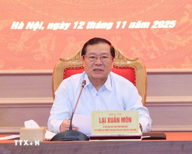 Ông Lại Xuân Môn, Ủy viên Trung ương Đảng, Phó Trưởng Ban Thường trực Ban Tuyên giáo và Dân vận Trung ương phát biểu chỉ đạo phiên họp. (Ảnh: Phương Hoa/TTXVN) ttxvn-phien-hop-thu-nhat-trung-tam-bao-chi-dai-hoi-xiv-cua-dang-1.jpg