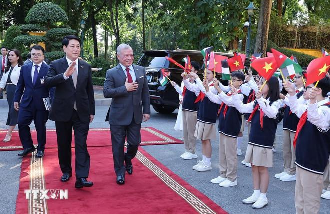 Thiếu nhi Thủ đô Hà Nội chào mừng Quốc vương Jordan Abdullah II Ibn Al Hussein thăm chính thức Việt Nam. (Ảnh: Lâm Khánh/TTXVN) ttxvn-le-don-quoc-vuong-jordan-4.jpg