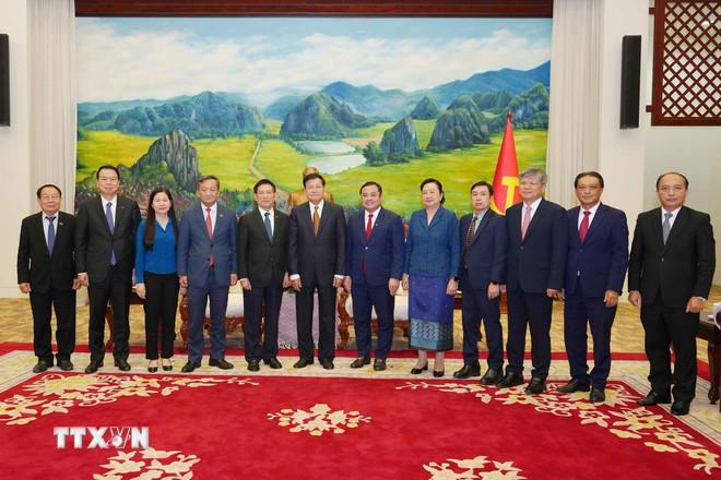 Tổng Bí thư, Chủ tịch nước Lào Thongloun Sisoulith với đoàn đại biểu Việt Nam và Lào chụp ảnh chung. (Ảnh: Đỗ Bá Thành/TTXVN) ttxvn-pho-thu-tuong-ho-duc-phoc-tham-va-lam-viec-tai-lao-3.jpg