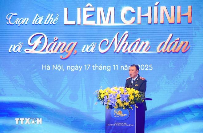 Đồng chí Đoàn Hồng Phong, Ủy viên Trung ương Đảng, Tổng Thanh tra Chính phủ trình bày Diễn văn kỷ niệm 80 năm Ngày truyền thống Thanh tra Việt Nam. (Ảnh: Văn Điệp/TTXVN) ttxvn-tong-bi-thu-du-le-ky-niem-80-nam-ngay-truyen-thong-thanh-tra-viet-nam-17-1.jpg