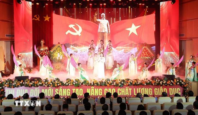 Chương trình văn nghệ chào mừng Lễ kỷ niệm Ngày Nhà giáo Việt Nam (20/11) và Đại hội Thi đua yêu nước ngành Giáo dục lần thứ 8. (Ảnh: Lâm Khánh/TTXVN) ttxvn-1711-chu-tich-nuoc-thi-dua-nganh-giao-duc-8.jpg