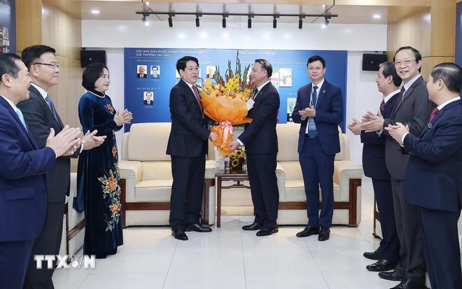 Chủ tịch nước Lương Cường chúc mừng cán bộ, giáo viên Trường Đại học Sư phạm Hà Nội nhân Ngày Nhà giáo Việt Nam (20/11). (Ảnh: Lâm Khánh/TTXVN) ttxvn-1711-chu-tich-nuoc-thi-dua-nganh-giao-duc-3.jpg