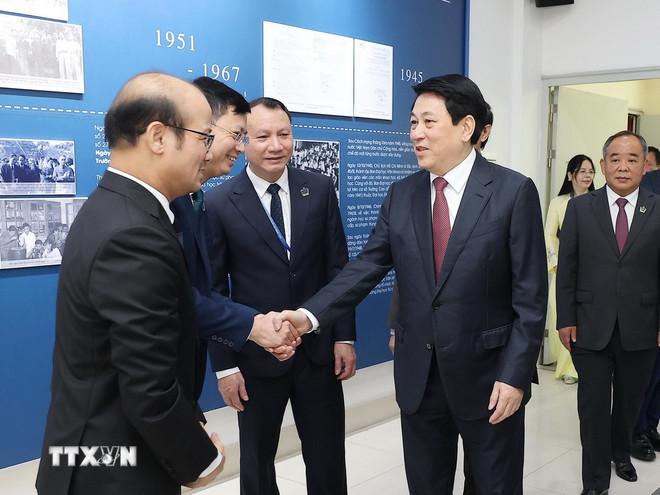 Chủ tịch nước Lương Cường với lãnh đạo, giáo viên Trường Đại học Sư phạm Hà Nội. (Ảnh: Lâm Khánh/TTXVN) ttxvn-1711-chu-tich-nuoc-thi-dua-nganh-giao-duc-2.jpg