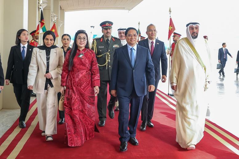 Thủ tướng Phạm Minh Chính và Phu nhân bắt đầu chuyến thăm chính thức Kuwait- Ảnh 3. Thủ tướng Phạm Minh Chính và Phu nhân bắt đầu chuyến thăm chính thức Kuwait- Ảnh 3.