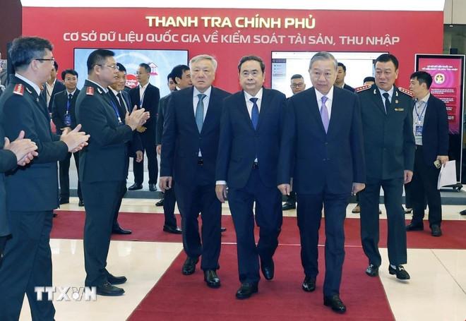 Tổng Bí thư Tô Lâm, Chủ tịch Quốc hội Trần Thanh Mẫn cùng các lãnh đạo Đảng, Nhà nước đến dự Lễ kỷ niệm 80 năm Ngày truyền thống Thanh tra Việt Nam (23/11/1945-23/11/2025). (Ảnh: Thống Nhất/TTXVN) ttxvn-tong-bi-thu-du-le-ky-niem-80-nam-ngay-truyen-thong-thanh-tra-viet-nam-17-2.jpg