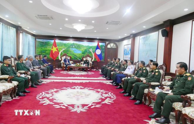 Thượng tướng Vongsone Inpanphim, Thứ trưởng Bộ Quốc phòng, Chủ nhiệm Tổng cục Chính trị Quân đội Nhân dân Lào, tiếp Đoàn Đại sứ quán Việt Nam tại Lào đến chúc mừng. (Ảnh: Xuân Tú/TTXVN) ttxvn-viet-nam-lao-luon-dong-hanh-trong-qua-trinh-xay-dung-va-phat-trien-27-2.jpg