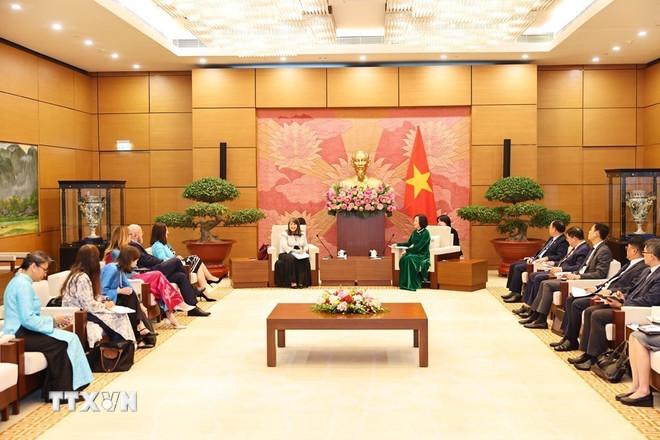 Phó Chủ tịch Quốc hội Nguyễn Thị Thanh tiếp bà June Kunugi, Giám đốc Khu vực Đông Á-Thái Bình Dương của UNICEF. (Ảnh: Minh Đức/TTXVN) ttxvn-pho-chu-tich-quoc-hoi-giam-doc-unicef-1.jpg