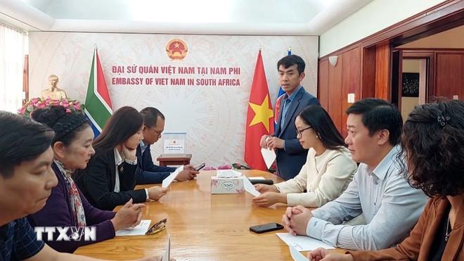Đại sứ Việt Nam tại Nam Phi Hoàng Sỹ Cường phát động quyên góp ủng hộ đồng bào trong nước đang gánh chịu hậu quả nặng nề của các đợt mưa bão, lũ lụt liên tiếp vừa qua. (Ảnh: Hồng Minh/TTXVN) ttxvn-tam-long-nam-phi-huong-ve-dong-bao-27-2.jpg