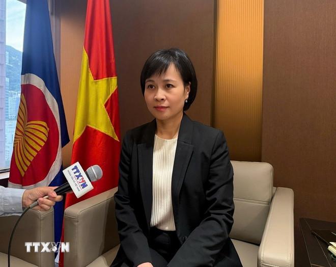 Tổng Lãnh sự Việt Nam tại Hong Kong (Trung Quốc) Lê Đức Hạnh trao đổi với phóng viên TTXVN về công tác chuẩn bị cho việc bảo hộ công dân sau vụ cháy quần thể chung cư. (Ảnh: Thành Nam/TTXVN) ttxvn-tong-lanh-su-quan-viet-nam-tai-hong-kong-trung-quoc-san-sang-bao-ho-cong-dan-sau-vu-chay-cum-chung-cu.jpg