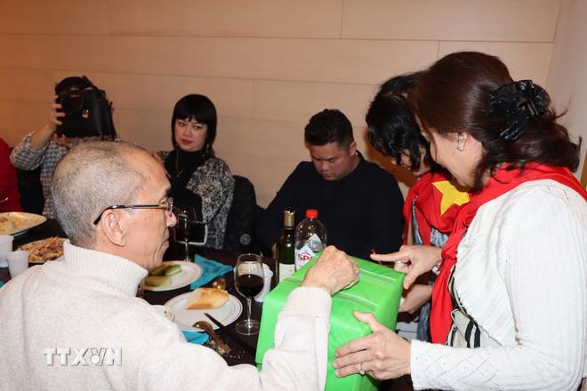 Thực khách ủng hộ đồng bào ảnh hưởng bởi lũ lụt. (Ảnh : Hương Giang/TTXVN) ttxvn-tam-long-nhung-phu-nu-viet-tai-bi-giua-mua-lu-que-nha3.jpg