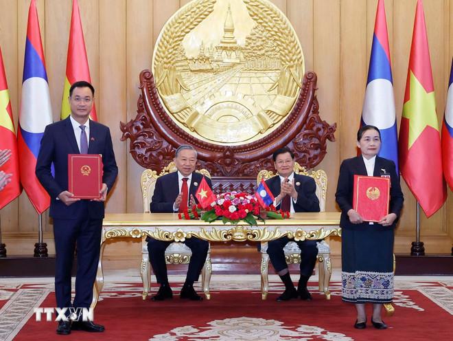 Tổng Bí thư Tô Lâm và Tổng Bí thư, Chủ tịch nước Lào Thongloun Sisoulith chứng kiến trao Biên bản ghi nhớ tăng cường hợp tác phát triển kinh tế-xã hội, đảm bảo quốc phòng-an ninh biên giới giữa Ủy ban Nhân dân thành phố Đà Nẵng, Việt Nam và Ủy ban Chính quyền tỉnh Sekong, Lào giai đoạn 2026-2030. (Ảnh: Thống Nhất/TTXVN) ttxvn-tong-bi-thu-le-trao-cac-van-kien-viet-nam-lao-9.jpg