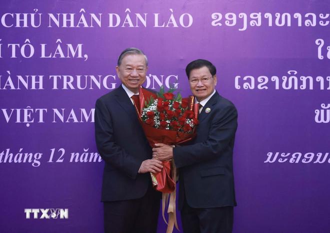 Tổng Bí thư, Chủ tịch nước Lào Thongloun Sisoulith chúc mừng Tổng Bí thư Tô Lâm nhận Huân chương Vàng Quốc gia - Huân chương cao quý nhất của Nhà nước Lào. (Ảnh: Thống Nhất/TTXVN) ttxvn-le-trao-tang-huan-chuong-vang-quoc-gia-cua-lao-cho-tong-bi-thu-to-lam-9.jpg