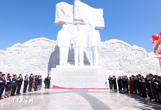 Tổng Bí thư Tô Lâm cùng Tổng Bí thư, Chủ tịch nước Lào Thongloun Sisoulith dự khánh thành Công viên Hữu nghị Lào-Việt Nam. (Ảnh: Thống Nhất/TTXVN) ttxvn-tong-bi-thu-to-lam-cung-tong-bi-thu-chu-tich-nuoc-lao-thongloun-sisoulith-du-khanh-thanh-cong-vien-huu-nghi-lao-viet-nam-02-10.jpg