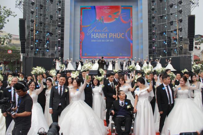 Rạng rỡ những bộ áo cưới cà vạt chỉnh tề cho 80 cặp đôi hạnh phúc - 80 hành trình riêng và 80 năm độc lập-tự do-hạnh phúc của đất nước. (Ảnh: Minh Anh/Vietnam+) vnop-80damcuoitapthe-16.jpg