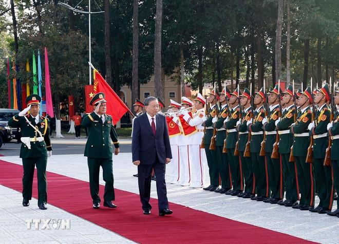 Tổng Bí thư Tô Lâm đến dự Lễ kỷ niệm 80 năm Ngày truyền thống lực lượng vũ trang Quân khu 9 và đón nhận danh hiệu Anh hùng Lực lượng Vũ trang Nhân dân. (Ảnh: Thống Nhất/TTXVN) ttxvn-0812-tong-bi-thu-quan-khu-9-4.jpg