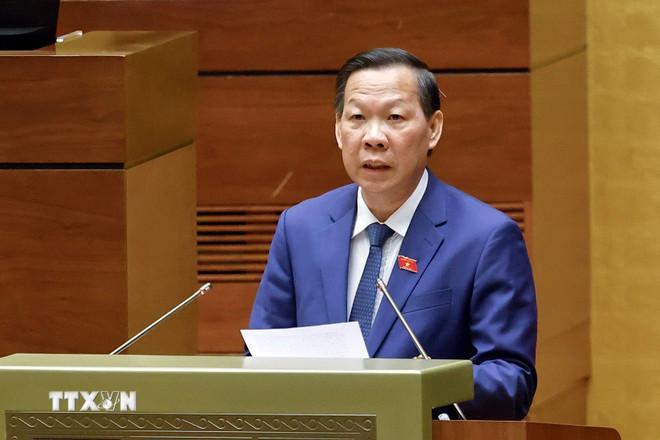 Chủ nhiệm Ủy ban Kinh tế và Tài chính của Quốc hội Phan Văn Mãi trình bày Báo cáo thẩm tra về: dự án Luật sửa đổi, bổ sung một số điều của Luật Thuế giá trị gia tăng; dự thảo Nghị quyết của Quốc hội về những cơ chế, chính sách đặc thù để triển khai các dự án lớn tại địa bàn Thủ đô; việc điều chỉnh nội dung Nghị quyết số 94/2015/QH13 của Quốc hội về chủ trương đầu tư Cảng hàng không quốc tế Long Thành... (Ảnh: Doãn Tấn/TTXVN) ttxvn-hop-quoc-hoi-3.jpg