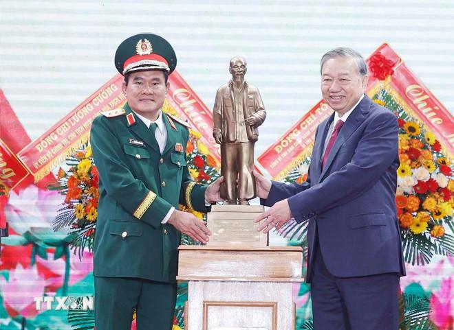 Tổng Bí thư Tô Lâm tặng bức tượng Chủ tịch Hồ Chí Minh cho Quân khu 9. (Ảnh: Thống Nhất/TTXVN) ttxvn-0812-tong-bi-thu-quan-khu-9-17.jpg