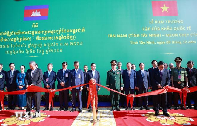 Thủ tướng Phạm Minh Chính và Thủ tướng Campuchia Hun Manet cắt băng khai trương Cặp cửa khẩu quốc tế Tân Nam- Meun Chey. (Ảnh: Dương Giang/TTXVN) ttxvn-hai-thu-tuong-viet-nam-va-campuchia-du-khai-truong-cap-cua-khau-quoc-te-tan-nam-meun-chey-8456681-2.jpg