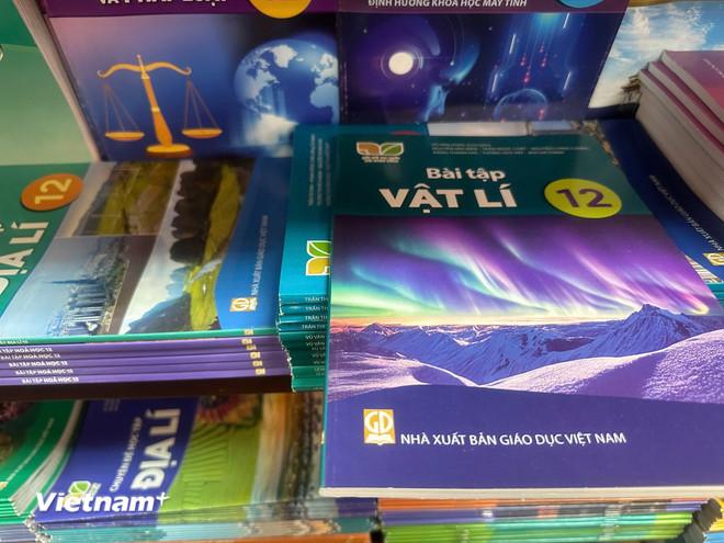 Sách giáo khoa của Nhà xuất bản Giáo dục. (Nguồn: Vietnam+) vnp-sach-giao-khoa-nha-xuat-ban-giao-duc-4-9900.jpg