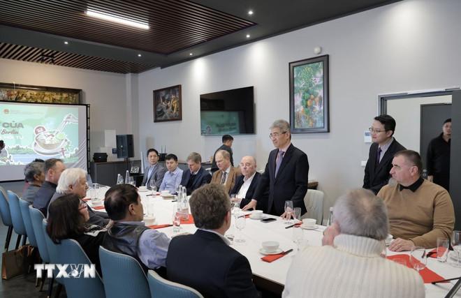 Đại sứ Việt Nam tại Đức, Nguyễn Đắc Thành, phát biểu tại buổi giao lưu. (Ảnh: Thu Hằng/TTXVN) ttxvn-gioi-thieu-pho-viet-nam-den-voi-ban-be-duc-13-2.jpg