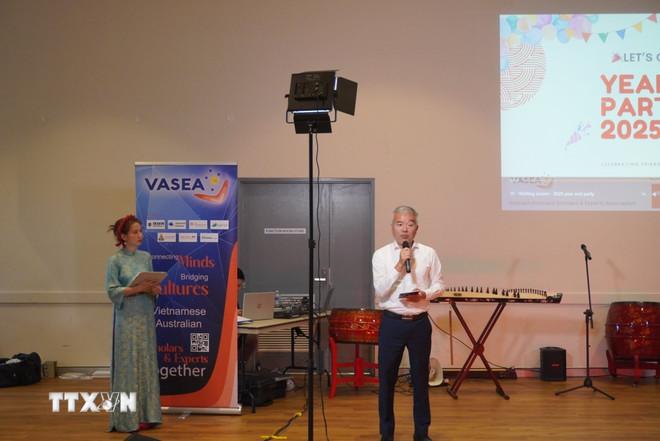 Tổng Lãnh sự Việt Nam tại Australia Nguyễn Thanh Tùng phát biểu tại sự kiện. (Ảnh: Thanh Tú/TTXVN) ttxvn-ton-vinh-tri-thuc-van-hoa-va-tinh-than-cong-dong-nguoi-viet-tai-australia-1.jpg