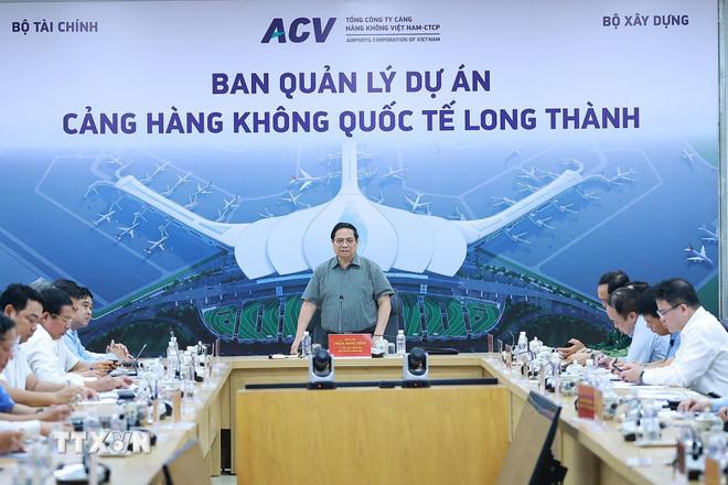 Thủ tướng Phạm Minh Chính làm việc với các nhà thầu, đơn vị thi công Dự án cảng hàng không quốc tế Long Thành. (Ảnh: Dương Giang/TTXVN) ttxvn-thu-tuong-kiem-tra-tien-do-thi-cong-cac-hang-muc-du-an-cang-hanh-khong-quoc-te-long-thanh-3.jpg