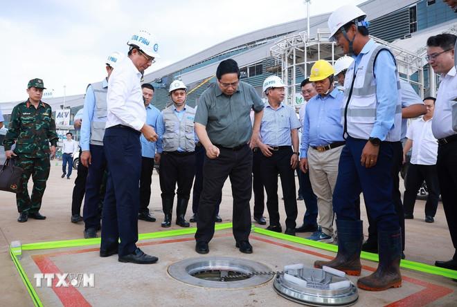 Thủ tướng Phạm Minh Chính kiểm tra thi công các hạng mục Dự án cảng hàng không quốc tế Long Thành. (Ảnh: Dương Giang/TTXVN) ttxvn-thu-tuong-kiem-tra-tien-do-thi-cong-cac-hang-muc-du-an-cang-hanh-khong-quoc-te-long-thanh-11.jpg