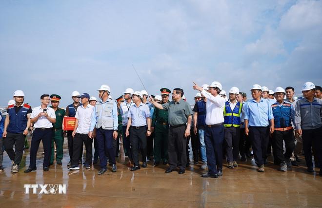 Thủ tướng Phạm Minh Chính kiểm tra đường lăn, bãi đỗ tàu bay Dự án cảng hàng không quốc tế Long Thành. (Ảnh: Dương Giang/TTXVN) ttxvn-thu-tuong-kiem-tra-tien-do-thi-cong-cac-hang-muc-du-an-cang-hanh-khong-quoc-te-long-thanh-7.jpg