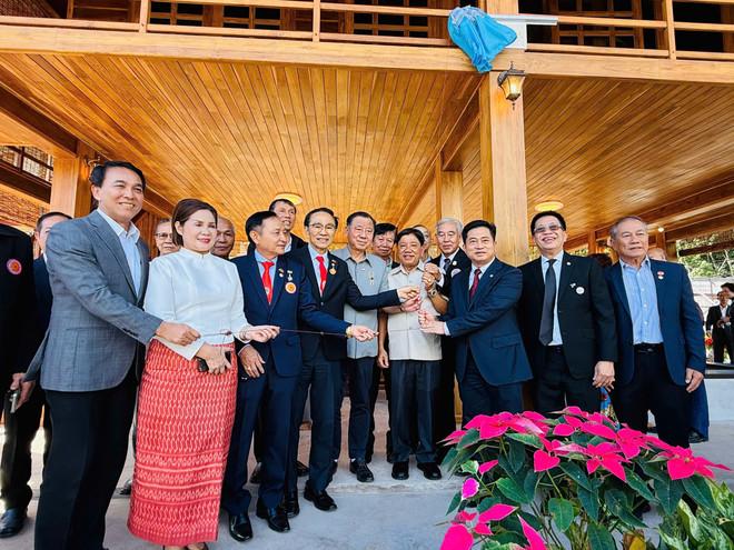 Tổng lãnh sự và bà con kiều bào Thái Lan phấn khởi tham gia lễ khánh thành Nhà sàn Bác Hồ tại tỉnh Udon Thani, Thái Lan. (Ảnh: PV/Vietnam+) z7328987597080-45a633b933f2cb7b16dd9f949d2c0491.jpg
