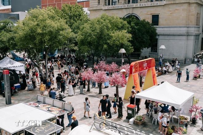 Xuân Quê hương 2025 tại thành phố Perth đưa cộng đồng người Việt xích lại gần nhau và gắn bó với đất nước Việt Nam hơn. (Ảnh: Thanh Tú/TTXVN) ttxvn-nguoi-viet-tai-australia-gan-ket-cong-dong-1.jpg