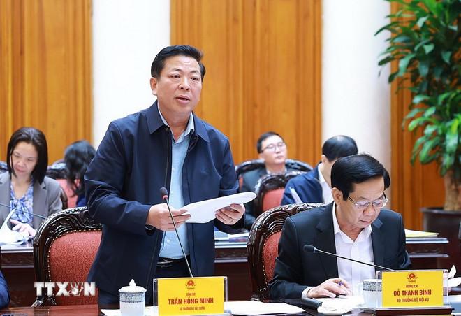 Bộ trưởng Bộ Xây dựng Trần Hồng Minh báo cáo công tác chuẩn bị tổ chức Lễ khởi công, khánh thành, thông xe kỹ thuật các công trình, dự án. (Ảnh: Dương Giang/TTXVN) ttxvn-thu-tuong-hop-khoi-cong-khanh-thanh-cac-cong-trinh-trong-diem-2.jpg