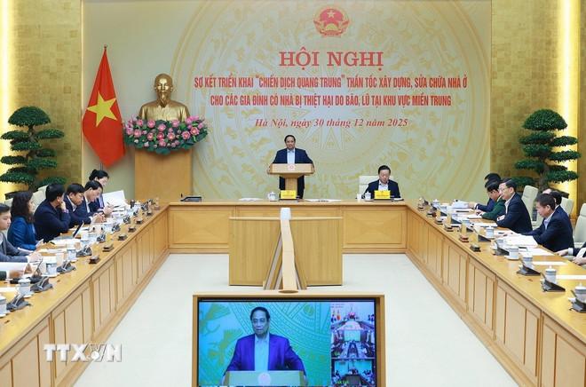 Thủ tướng Phạm Minh Chính chủ trì Hội nghị sơ kết triển khai “Chiến dịch Quang Trung” xây dựng nhà ở cho nhân dân có nhà bị thiệt hại do bão, lũ tại khu vực miền Trung. (Ảnh: Dương Giang/TTXVN) ttxvn-3012-thu-tuong-xoa-nha-tam-4.jpg