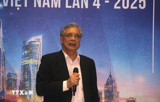 Phó Giáo sư-Tiến sỹ Trần Đình Thiên, Ủy viên Hội đồng Tư vấn chính sách của Thủ tướng Chính phủ phát biểu tại Diễn đàn. (Ảnh: Hứa Chung/TTXVN) ttxvn-dien-dan-kinh-te-viet-nam-lan-thu-4-3112-2.jpg