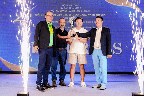 Ban tổ chức trao giải Best gross cá nhân cho golfer 16 tuổi Jonathan Nguyen