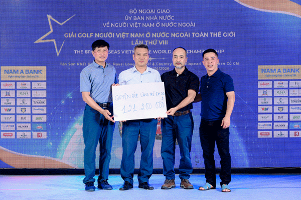 Các golfer tham dự giải đấu quyên góp, ủng hộ số tiền 121.200.000 đồng trao tặng cho Làng trẻ em SOS thành phố Hồ Chí Minh