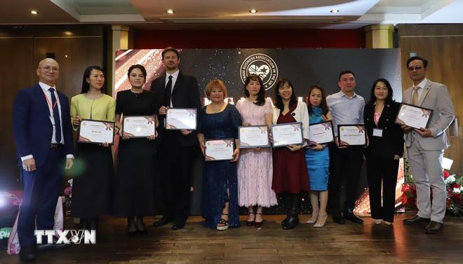 Ban chấp hành VBUK trao Giấy chứng nhận cho các nhà tài trợ đã có đóng góp tích cực cho hoạt động của Hội. (Ảnh: Hữu Tiến/TTXVN) ttxvn-anh-bi-2.jpg