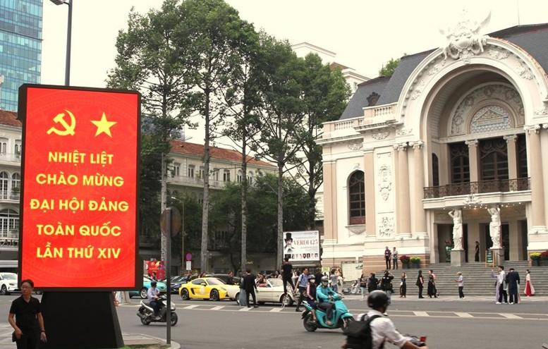 Rực rỡ cờ, hoa chào mừng Đại hội XIV của Đảng- Ảnh 2.