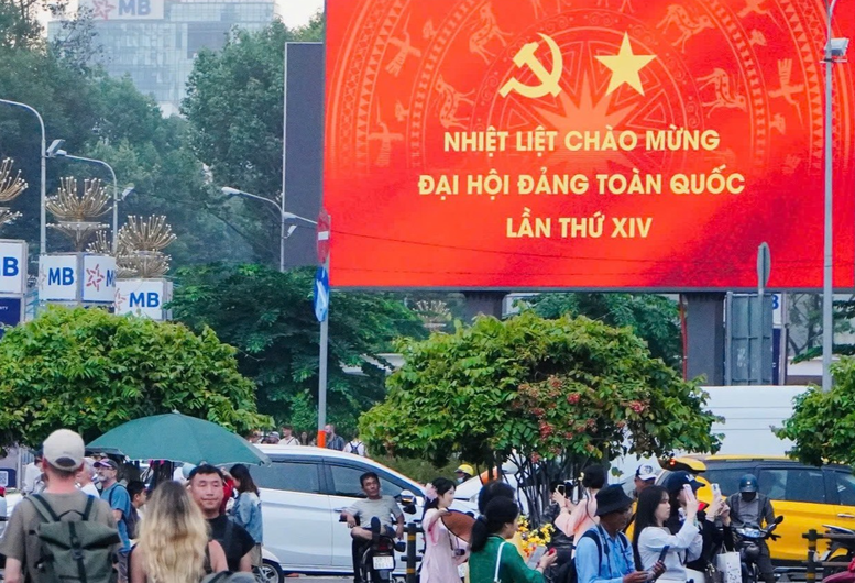 Rực rỡ cờ, hoa chào mừng Đại hội XIV của Đảng- Ảnh 1.