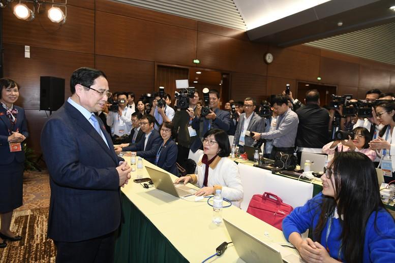 Thủ tướng Phạm Minh Chính thăm, động viên phóng viên báo chí tác nghiệp tại Đại hội XIV của Đảng- Ảnh 2.