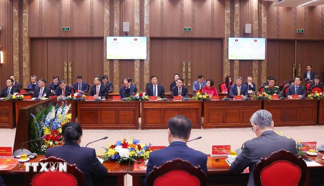 Đại biểu hai nước Việt nam và Lào tham dự buổi làm việc với Đảng bộ, Chính quyền TP. Hà Nội của Tổng Bí thư, Chủ tịch nước Lào Thongluon Sinsoulith. (Ảnh: Văn Điệp/TTXVN) ttxvn-tong-bi-thu-chu-tich-nuoc-lao-thongluon-sinsoulith-tham-va-lam-viec-voi-dang-bo-chinh-quyen-tp-ha-noi4.jpg
