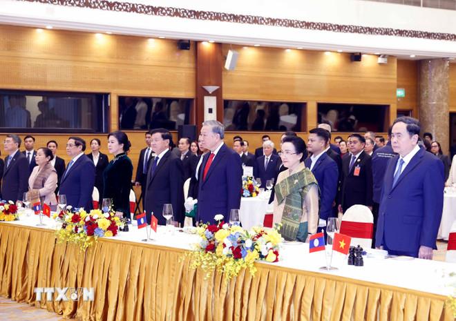 Tổng Bí thư Tô Lâm và Phu nhân, Tổng Bí thư, Chủ tịch nước Lào Thongloun Sisoulith và Phu nhân và các đồng chí lãnh đạo Đảng, Nhà nước Việt Nam-Lào thực hiện nghi lễ chào cờ. (Ảnh: Thống Nhất/TTXVN) ttxvn-chieu-dai-trong-the-tong-bi-thu-chu-tich-nuoc-lao-thongloun-sisoulith-va-phu-nhan-8552855-6.jpg