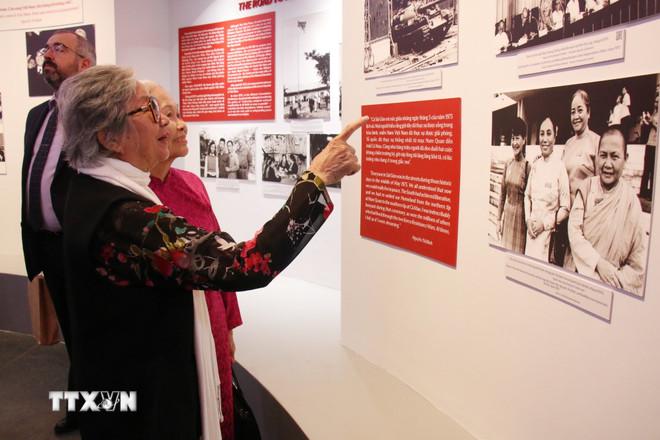 Các đại biểu tham quan trưng bày chuyên đề. (Ảnh: Thu Hương/TTXVN) ttxvn-trung-bay-chuyen-de-nguyen-thi-binh-tri-tue-ban-linh-va-nhan-cach-phu-nu-viet-nam-thoi-dai-ho-chi-minh2.jpg