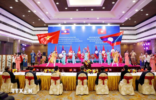 Chương trình nghệ thuật tại tiệc chiêu đãi. (Ảnh: Thống Nhất/TTXVN) ttxvn-chieu-dai-trong-the-tong-bi-thu-chu-tich-nuoc-lao-thongloun-sisoulith-va-phu-nhan-8552855-5.jpg