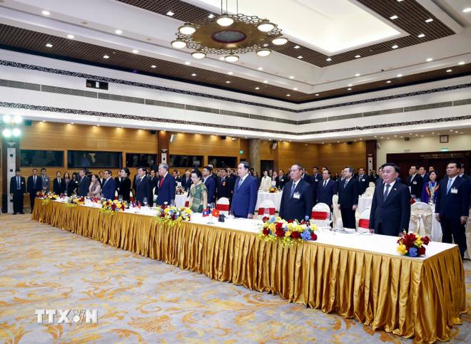 Tổng Bí thư Tô Lâm và Phu nhân, Tổng Bí thư, Chủ tịch nước Lào Thongloun Sisoulith và Phu nhân và các đồng chí lãnh đạo Đảng, Nhà nước Việt Nam-Lào thực hiện nghi lễ chào cờ. (Ảnh: Thống Nhất/TTXVN) ttxvn-chieu-dai-trong-the-tong-bi-thu-chu-tich-nuoc-lao-thongloun-sisoulith-va-phu-nhan-8552855-7.jpg