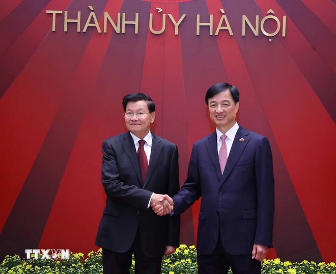 Ủy viên Bộ Chính trị, Bí thư Thành ủy Hà Nội Nguyễn Duy Ngọc đón Tổng Bí thư, Chủ tịch nước Lào Thongluon Sinsoulith đến thăm và làm việc. (Ảnh: Văn Điệp/TTXVN) ttxvn-tong-bi-thu-chu-tich-nuoc-lao-thongluon-sinsoulith-tham-va-lam-viec-voi-dang-bo-chinh-quyen-tp-ha-noi2.jpg