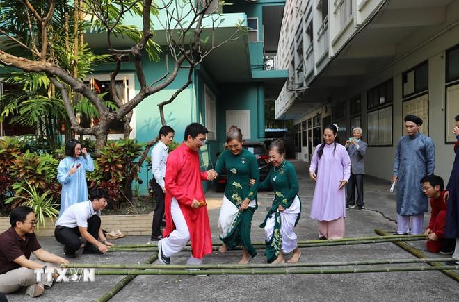 Kiều bào vui múa sạp tại Tết cộng đồng 2026. (Ảnh: Đỗ Sinh/TTXVN) ttxvn-tet-cong-dong-rang-ro-viet-nam-tai-thai-lan-2.jpg