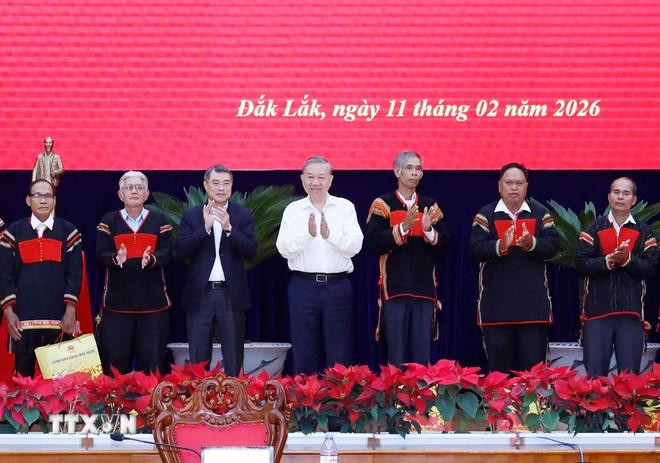 ttxvn-tong-bi-thu-tham-chuc-tet-dang-bo-chinh-quyen-va-nhan-dan-tinh-dak-lak12.jpg