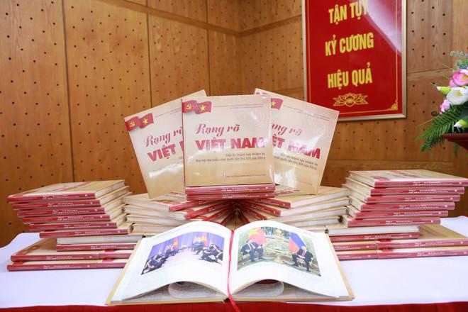 Cuốn sách “Rạng rỡ Việt Nam - Dấu ấn thành tựu nhiệm kỳ Đại hội đại biểu toàn quốc lần thứ XIII của Đảng.” rang-ro-viet-nam-2402-2.jpg